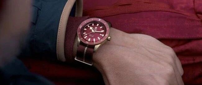 红色的雷达库克船长青铜腕表，它来了