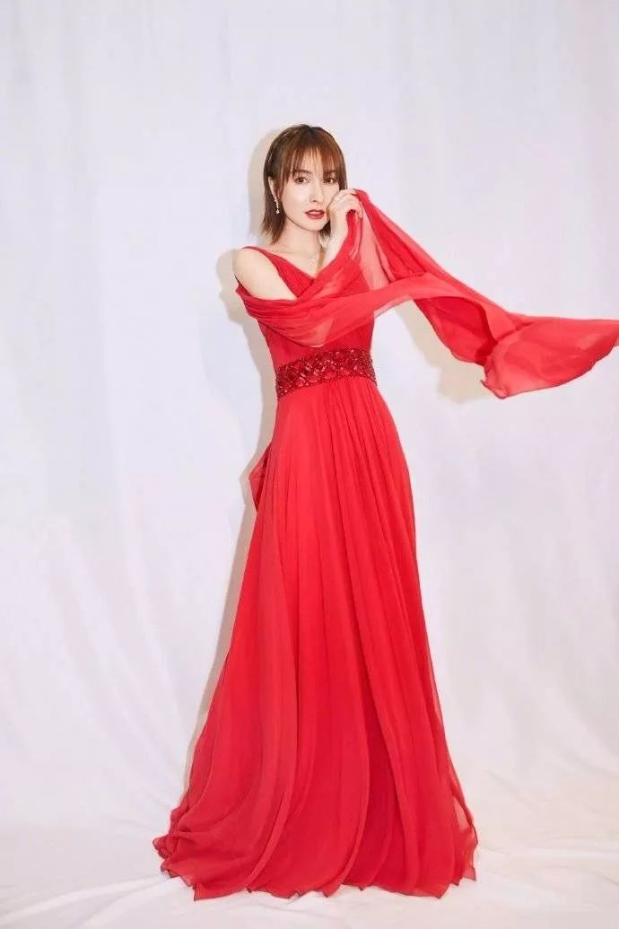 吳昕變化太大了，穿新年紅的裙子，揮舞紅紗一轉身太驚艷了！ 時尚 第2張