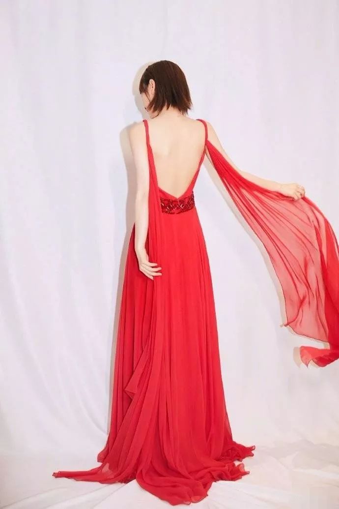 吳昕變化太大了，穿新年紅的裙子，揮舞紅紗一轉身太驚艷了！ 時尚 第3張