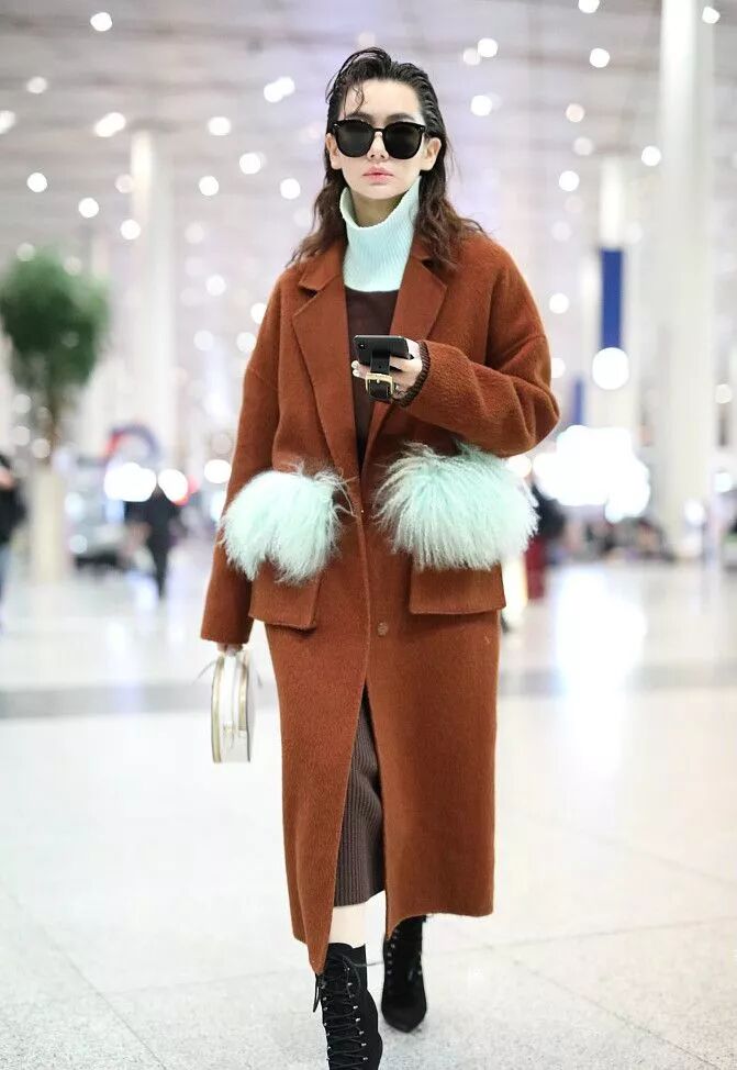 戚薇仗著有薄荷流蘇做裝飾，普通焦糖色大衣都變得時尚了 時尚 第4張