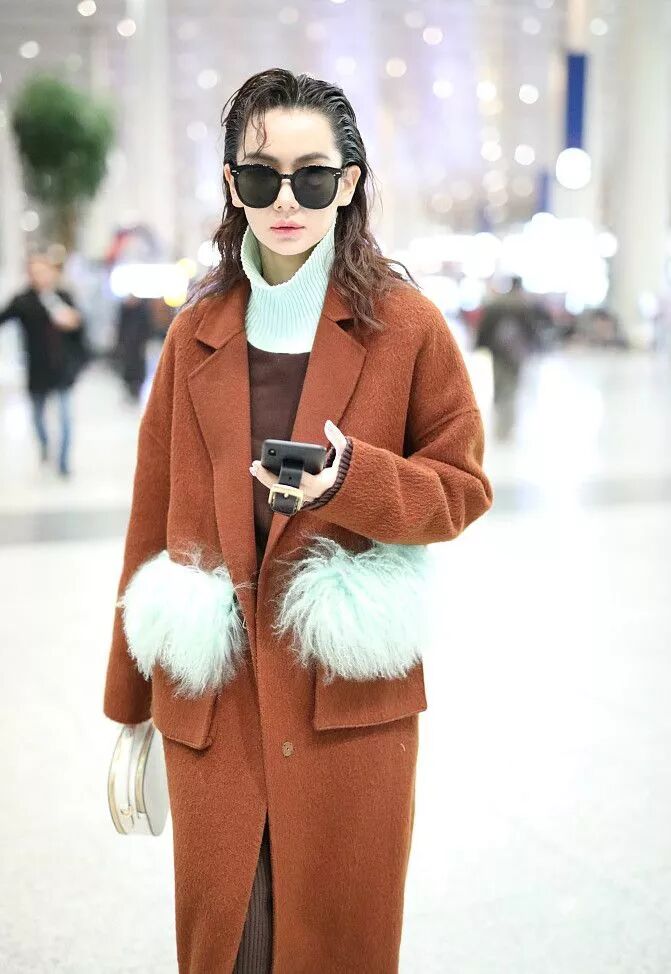 戚薇仗著有薄荷流蘇做裝飾，普通焦糖色大衣都變得時尚了 時尚 第3張