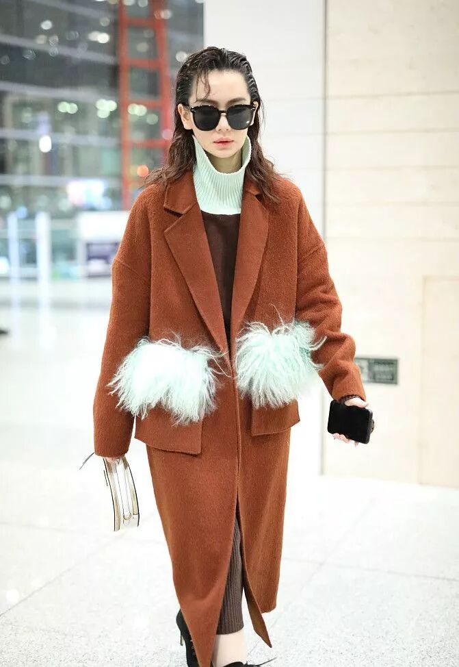 戚薇仗著有薄荷流蘇做裝飾，普通焦糖色大衣都變得時尚了 時尚 第5張