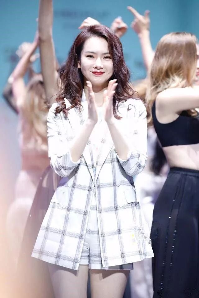 戚薇仗著有薄荷流蘇做裝飾，普通焦糖色大衣都變得時尚了 時尚 第7張