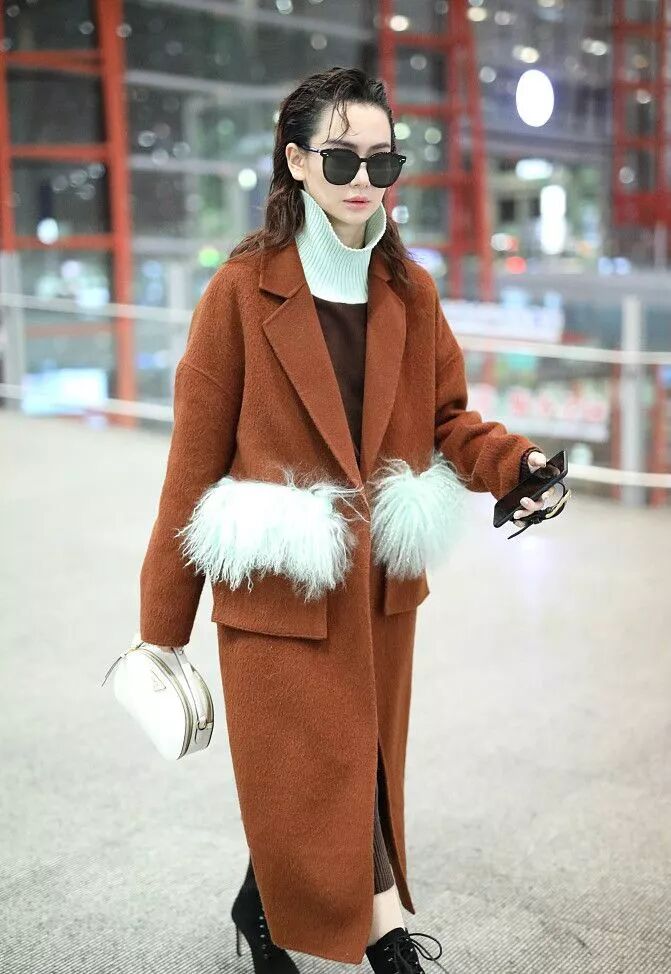 戚薇仗著有薄荷流蘇做裝飾，普通焦糖色大衣都變得時尚了 時尚 第2張