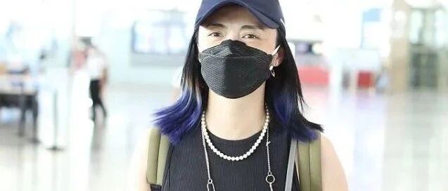 姚晨素颜走机场，遮了半张脸还是显老，穿紧身裙身材看着很壮！