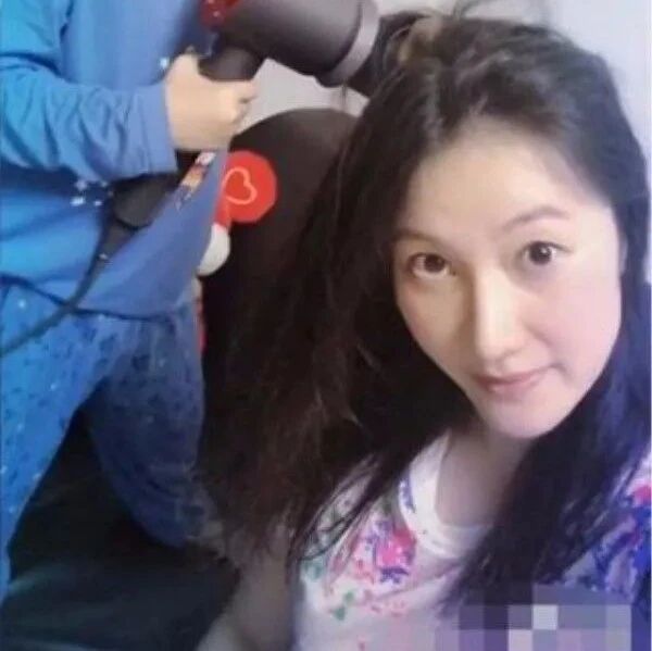 谢杏芳罕见素颜亮相，既没有沧桑也没有老态，很清纯漂亮！