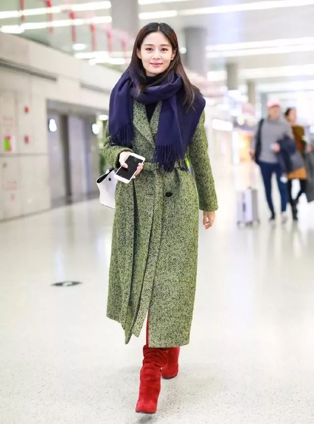 純妃王媛可綠色大衣現身機場，上半身美若天仙，鞋子醜出新高度！ 時尚 第5張