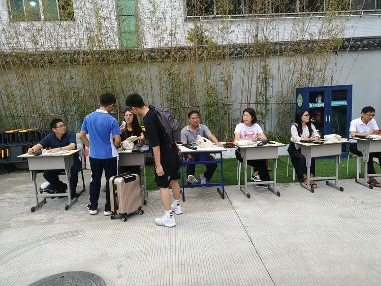 深圳市格睿特高级中学之手机管理篇——玩手机是毁掉成绩最快的方式