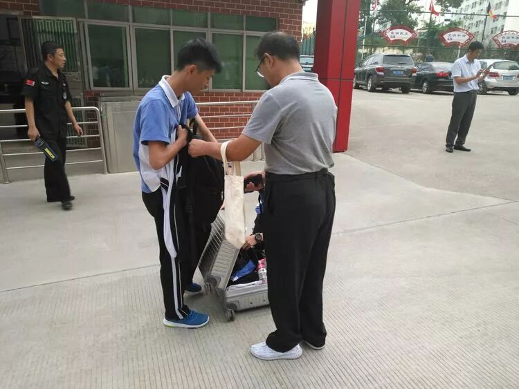 深圳市格睿特高级中学之手机管理篇——玩手机是毁掉成绩最快的方式