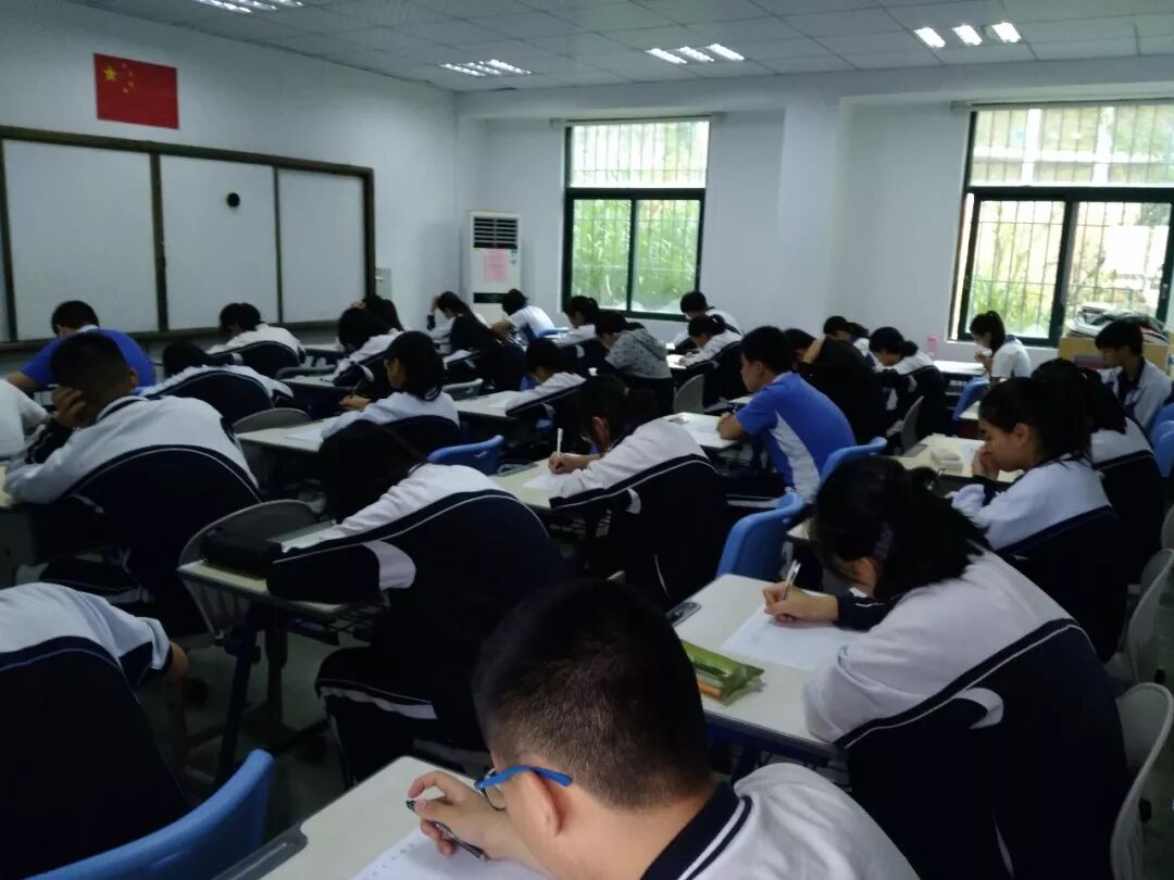 诗文趁年华，恰为少年时——深圳市龙华区第七届“三维悦读”高中生现场作文大赛