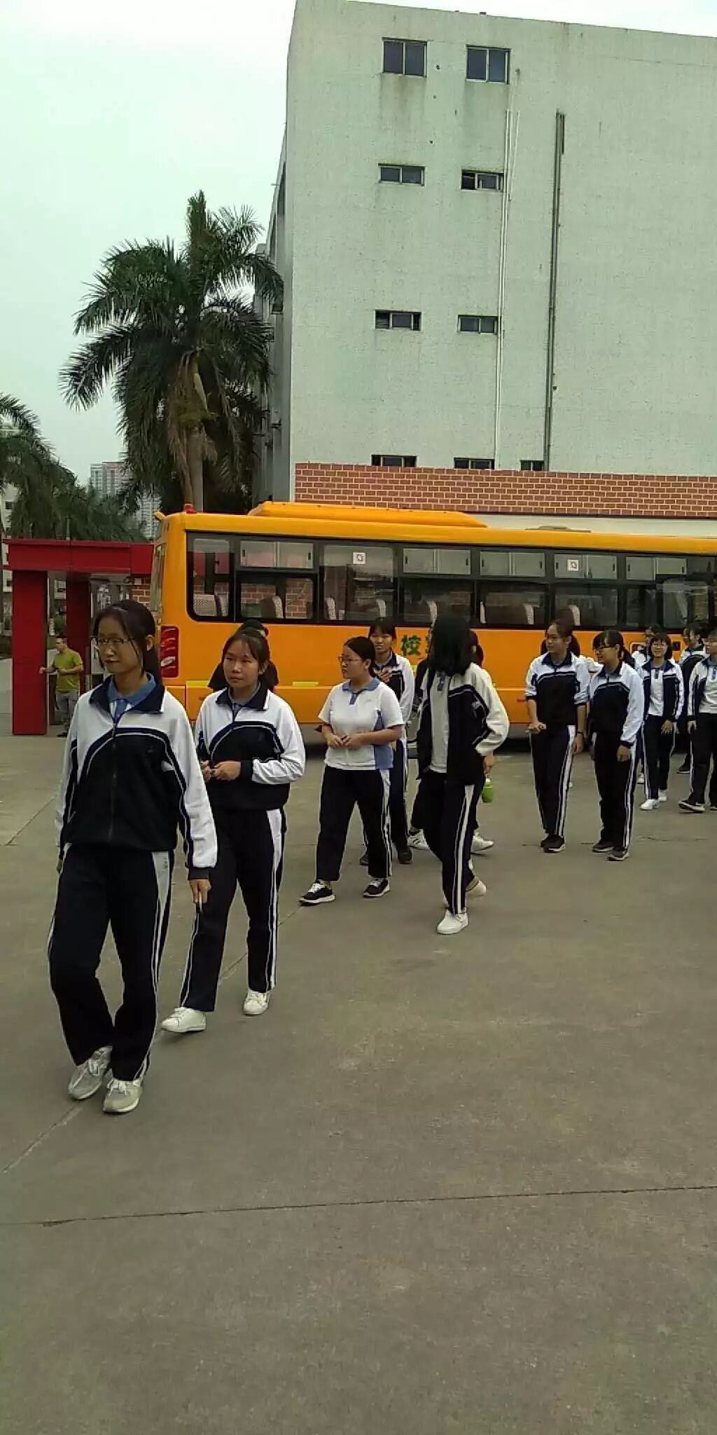 诗文趁年华，恰为少年时——深圳市龙华区第七届“三维悦读”高中生现场作文大赛