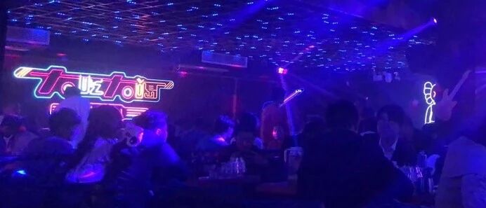 100元的县城酒吧，年轻人的虚假狂欢