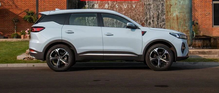 国产SUV疯狂内卷，12.3英寸双联屏、索尼音响、双层玻璃配齐，10万出头可买！