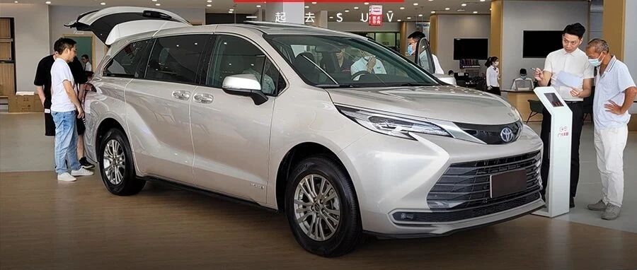 丰田赛那到店！全市就一台，潜客挤爆，展车脏的不像样，至于加价......