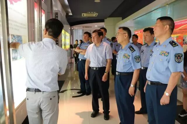 解放军空军副司令员张洪贺,空军装备部副部长郭子玉一行访问中南大学