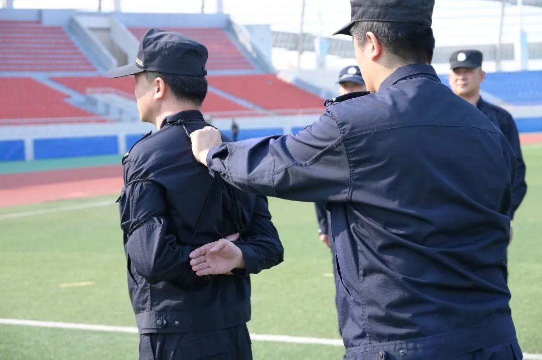 法警认真听从口令,确保动作规范,整齐划一;体能训练中,擒敌拳,警绳