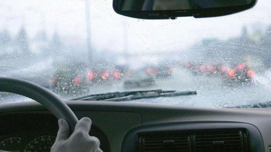 高速遇到暴雨，到底开雾灯还是双闪？