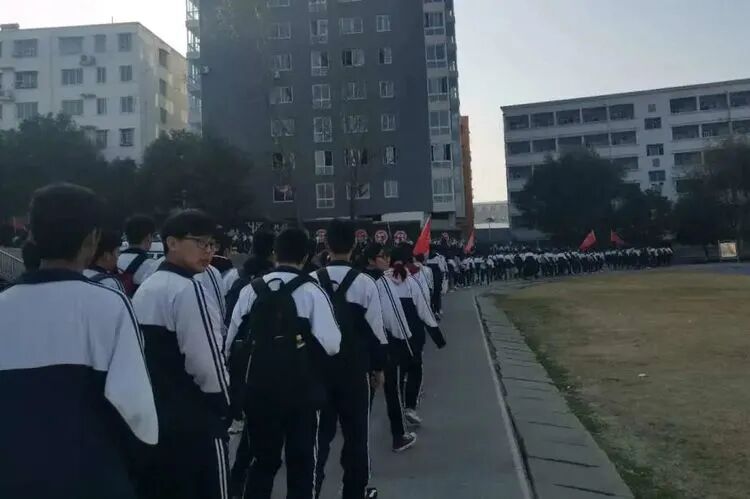 狼牙公司教官守护师生磨山远足​