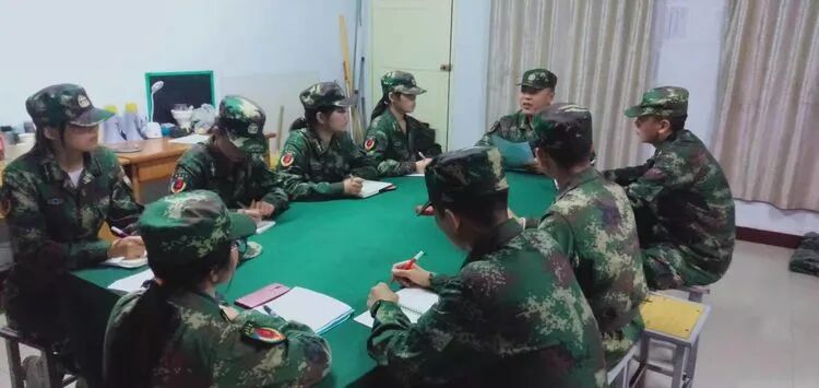 狼牙公司教官守护师生磨山远足​