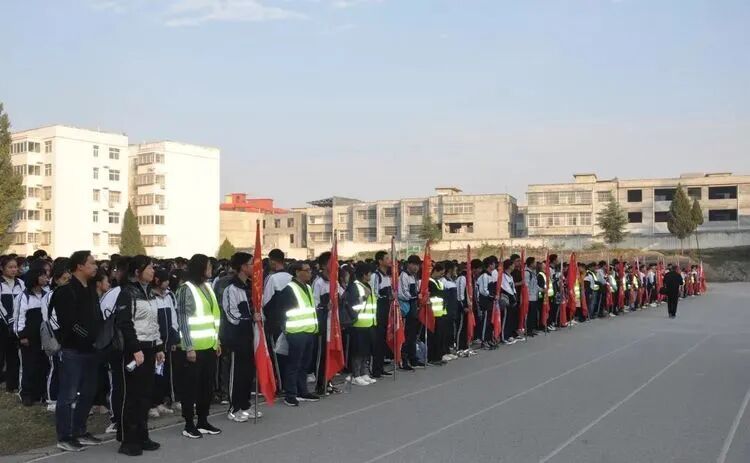 狼牙公司教官守护师生磨山远足​