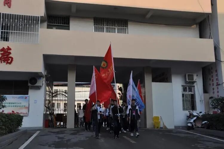 狼牙公司教官守护师生磨山远足​