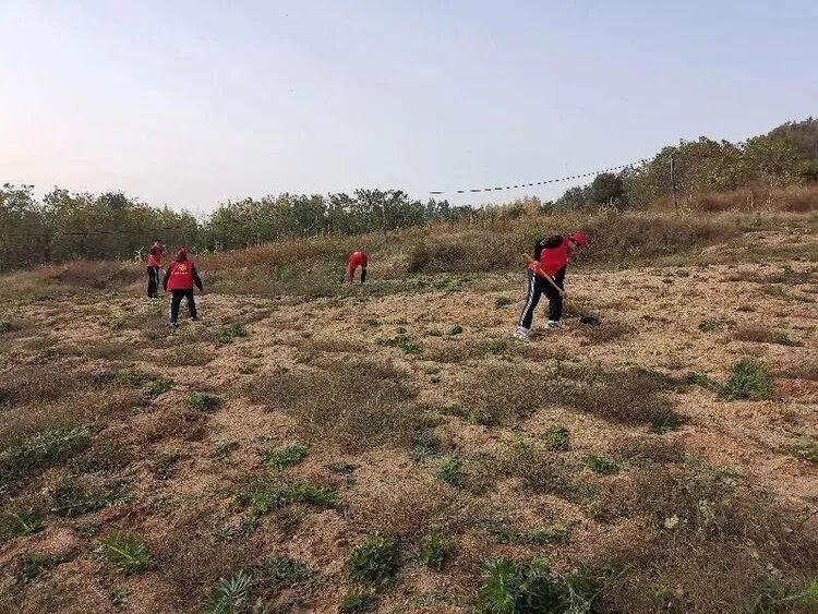 狼牙公司教官守护师生磨山远足​