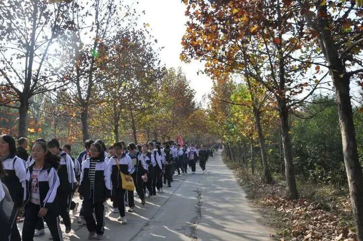 狼牙公司教官守护师生磨山远足​