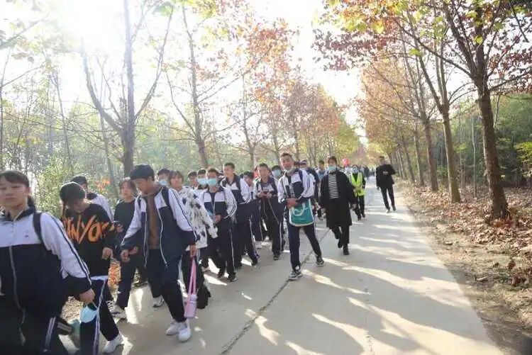 狼牙公司教官守护师生磨山远足​