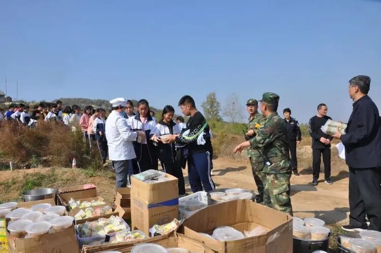 狼牙公司教官守护师生磨山远足​