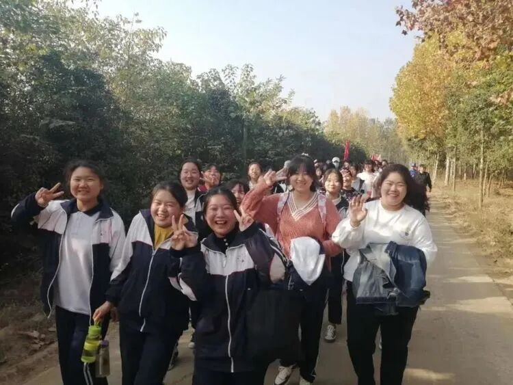 狼牙公司教官守护师生磨山远足​