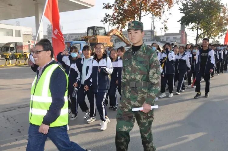 狼牙公司教官守护师生磨山远足​