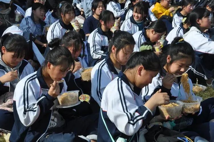 狼牙公司教官守护师生磨山远足​