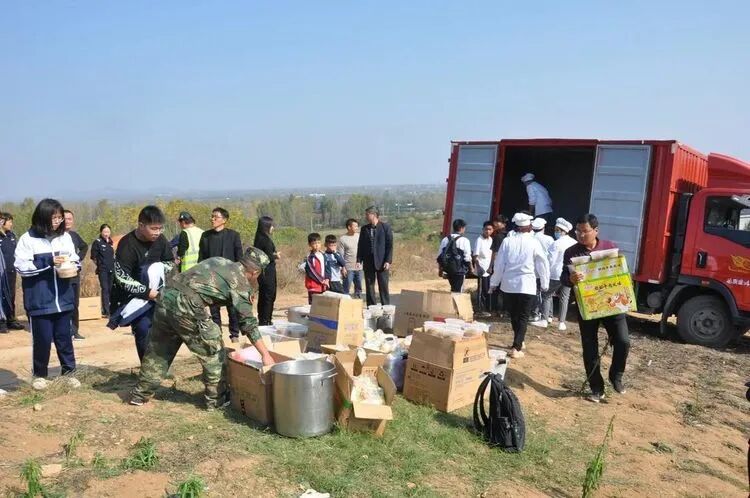 狼牙公司教官守护师生磨山远足​