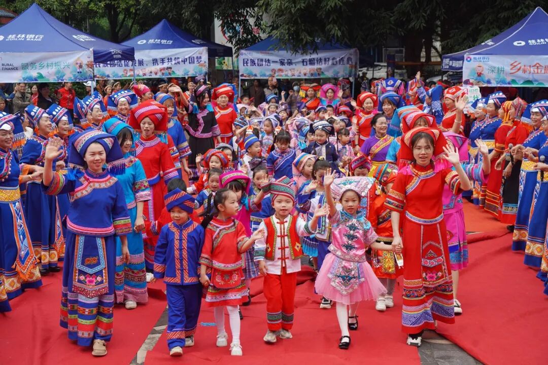 三月三歌圩奏响民族团结连心曲