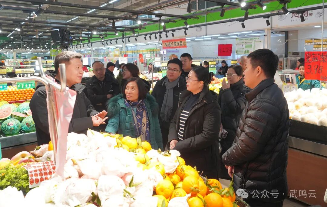 当天下午,城区领导黄海珍还带队走访了哈达果菜批发市场,地利生鲜门店