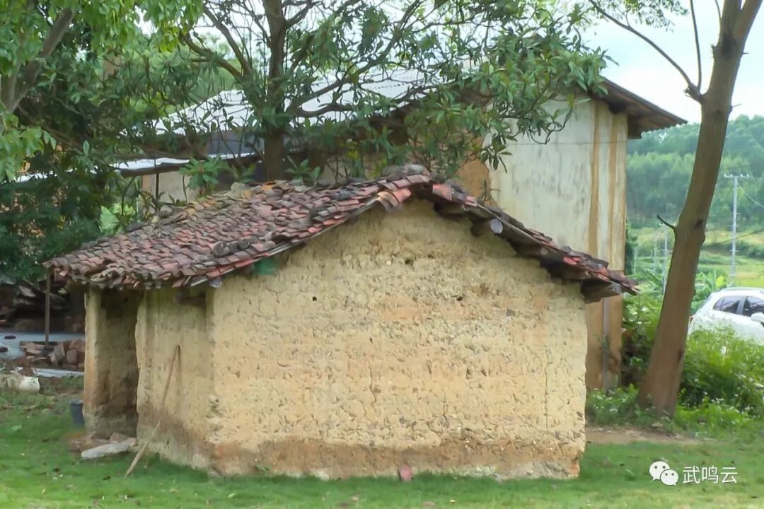 镇四明村百渌屯是典型的壮族村寨,传统民居特别是泥房保存比较完整