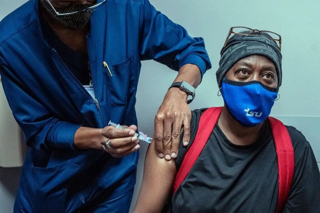 FDA允许美国人“混搭”新冠疫苗加强注射