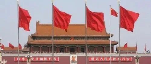 天安门旗杆有32.6米，为何国旗只升到28.3米？作为中国人要明白
