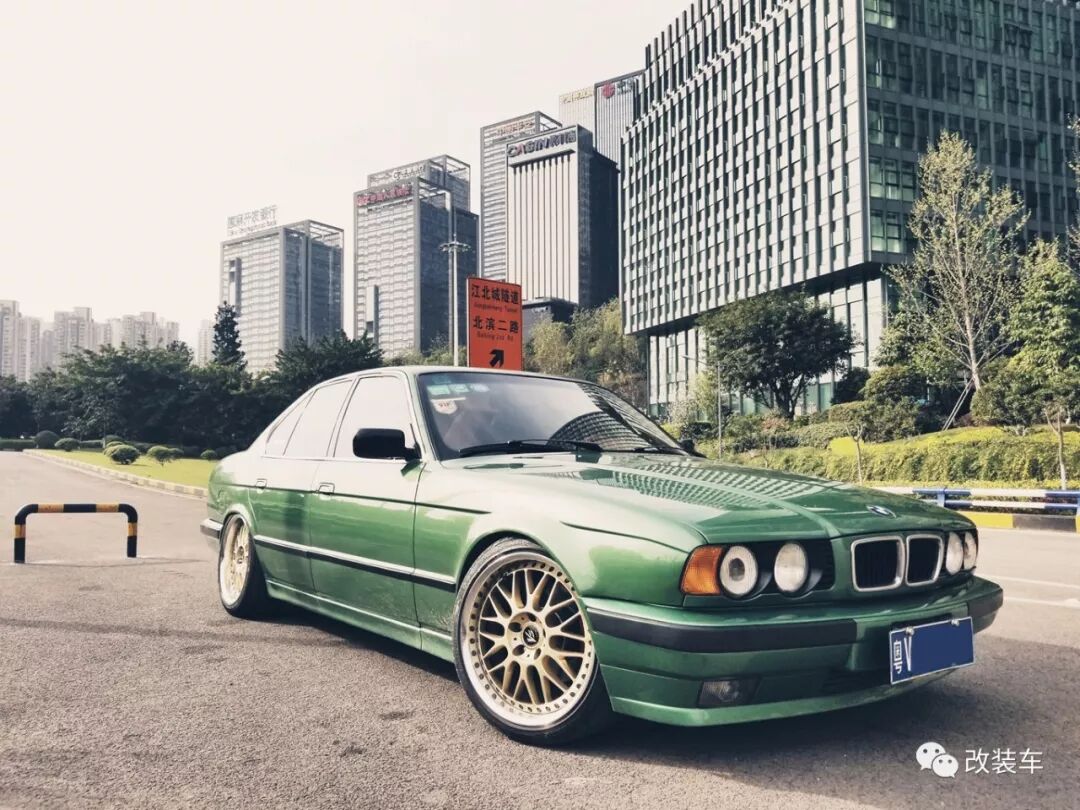 花幾萬塊買輛25年的老寶馬 翻新修復後回頭率比法拉利還要高 改裝車 微文庫