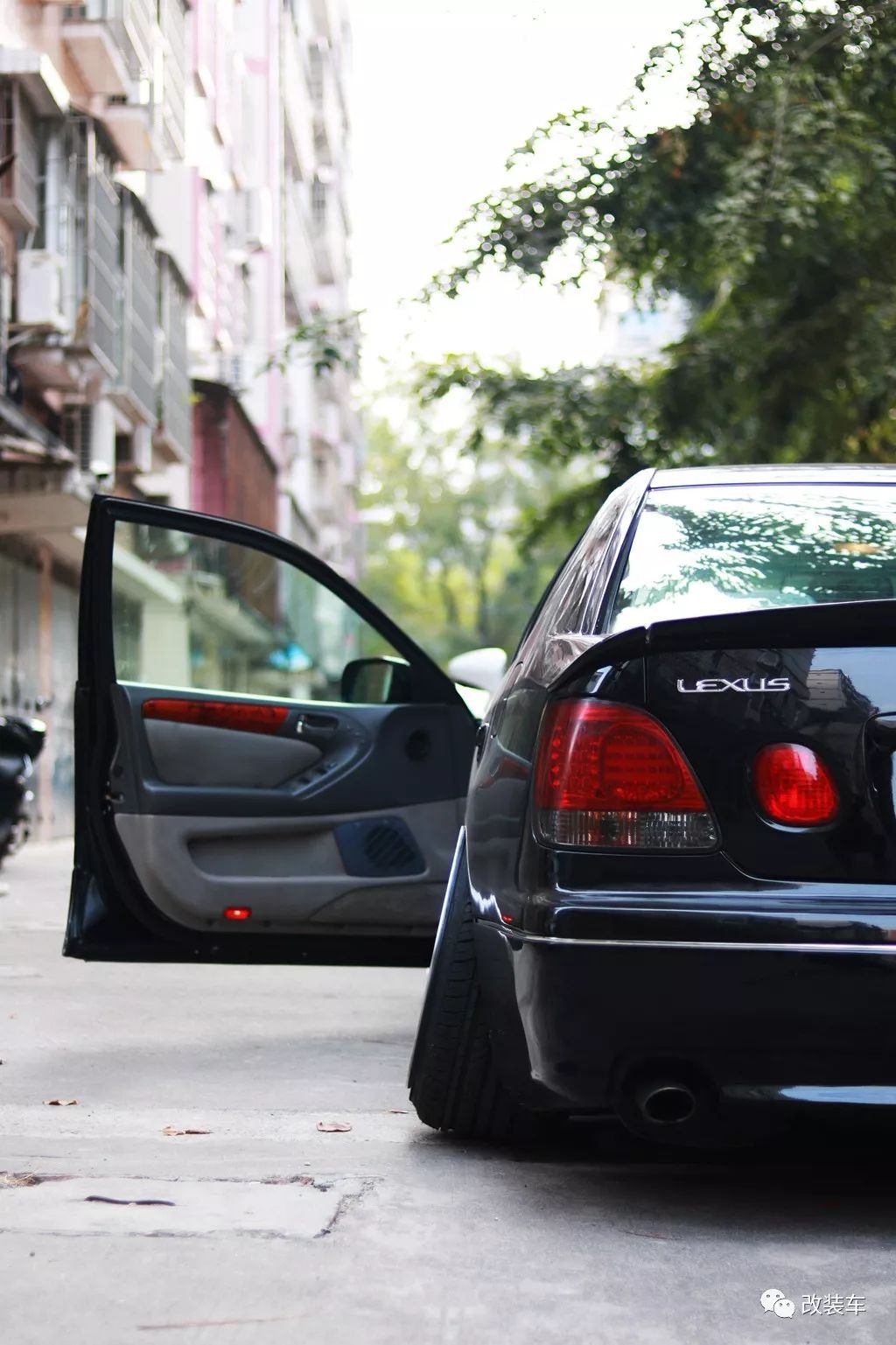 玩過皇冠後購入gs300走姿態 經典的四眼造型真是別有韻味 尋夢財經