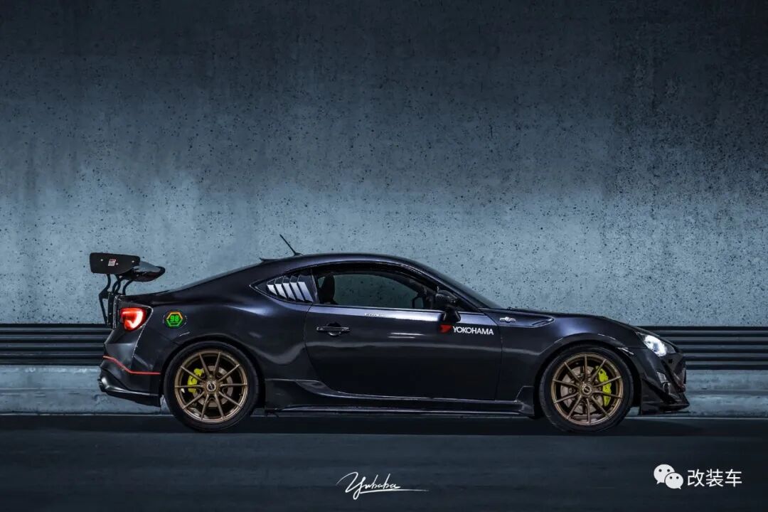 玩过摩托,卡丁车,赛车模拟器,最后还是入了改装坑玩起竞技风丰田86