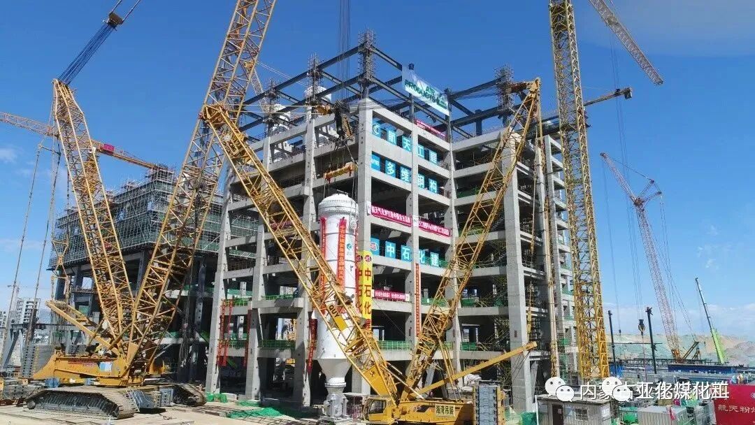 久泰100万吨乙二醇项目航天气化炉起吊