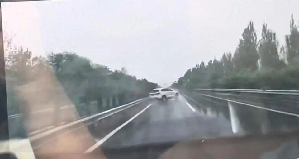 SUV高速上失控翻滚 女子被甩空中,SUV疑打滑失控撞护栏翻滚，女子高速路上被甩到空中，..