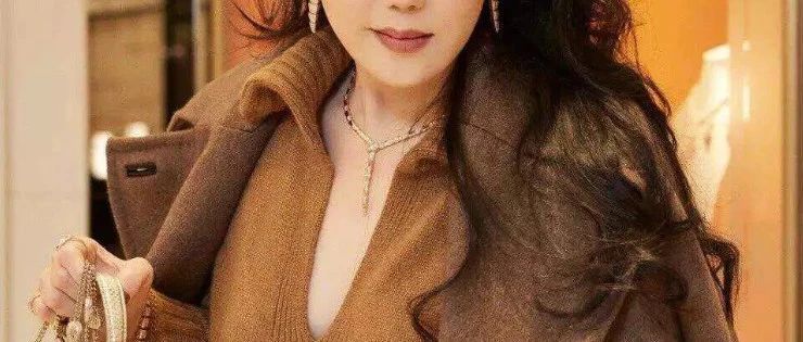 章小蕙演绎“美拉德”时尚风!大衣+针织衫+连衣裙,高级洋气穿搭引爆时尚热潮!