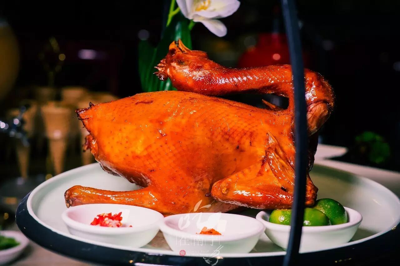 再例如这道 明炉香草烤鸡,肉质紧实,蘸上青柠和干辣椒粉,椒盐,吃出