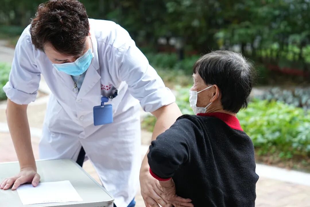 院内新闻|春季义诊暖人心，健康生活进社区