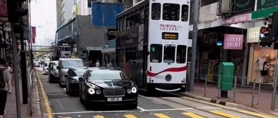 顺丰老板在香港的座驾，两台宾利，车牌号特别，只有几千块