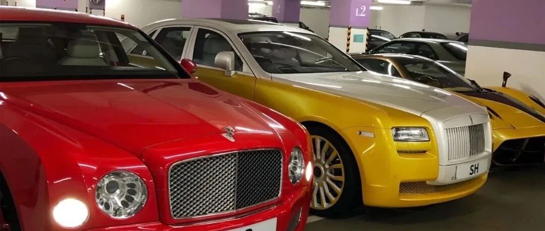 实拍洪永时香港座驾，宾利的车标镶钻，埃尔法车尾的字母有意思