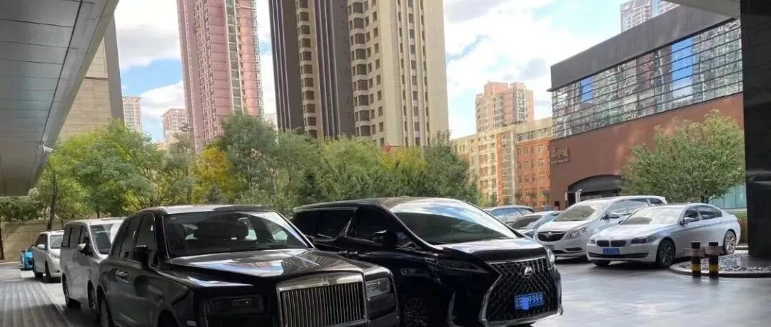 四连号雷尔法，加价MPV中的天花板，副驾驶雨伞显示身价