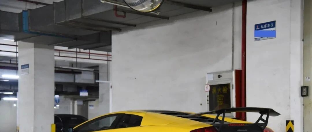 3连号兰博基尼SV被遗弃，前面停幻影，车主有两个第一标签